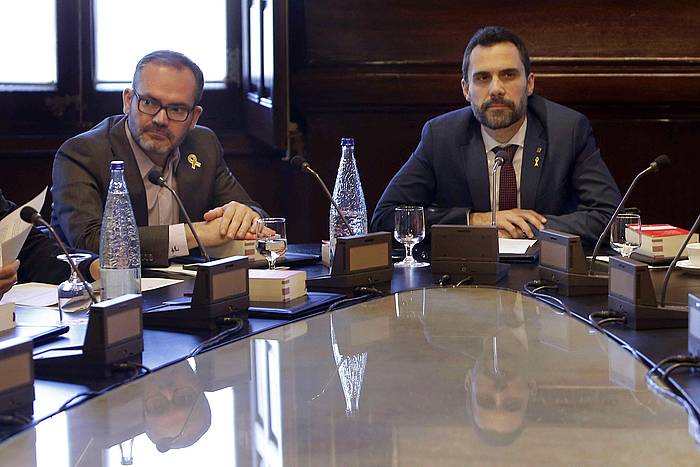 Roger Torrent Kataluniako Parlamentuko presidentea (eskuinean) eta Josep Costa lehen presidenteordea (ezkerrean), parlamentuko mahaiaren bilkuran, joan den astean. TONI ALBIR, EFE