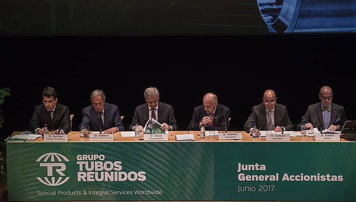 Guillermo Ulazia (hirugarrena, ezkerretik), Tubos Reunidosen akziodunen batzar batean.-. MGUEL TOñA / EF