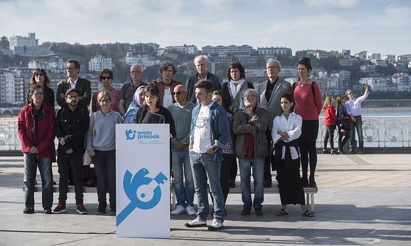 Orain Presoak dinamikako kide batzuk, urriaren 6an,  Donostiako Alderdi Ederren. JON URBE, FOKU