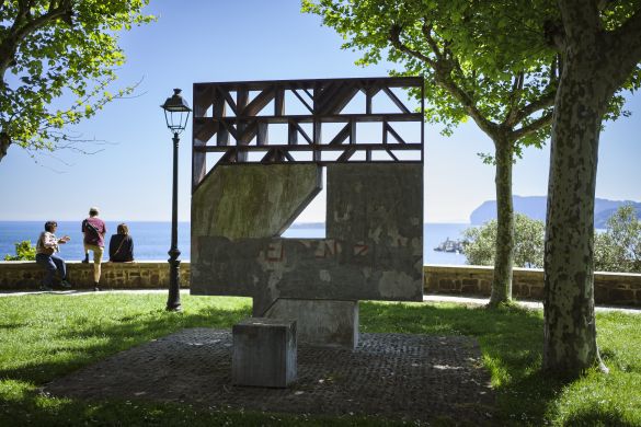 Nestor Basterretxeak Benito Barroeta margolariaren omenez 1973an egindako monumentua, Bermeoko Talan. ARITZ LOIOLA / FOKU