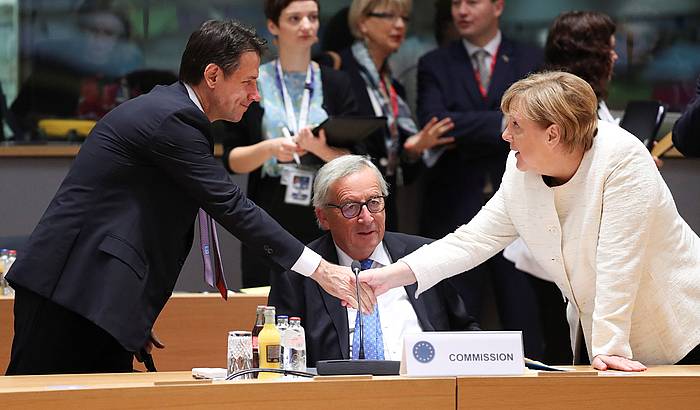 Conte, Juncker eta Merkel, EBren azken goi bileran. OLIVIER HOSLET / EFE