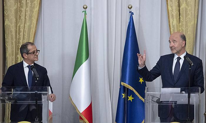 Giovanni Tria Italiako Finantza ministro eta Pierre Moscovici EBko Ekonomia komisarioa, Erroman, joan den ostegunean. MAURIZIO BRAMBATTI / EFE