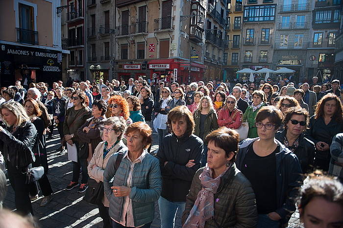 Eguerdian Iruñeko Udalak deituta udaletxeko plazan egin duten bilkura. IñIGO URIZ, FOKU