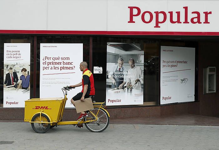 Popular bankuko bulego bat. ANDREU DALMAU / EFE