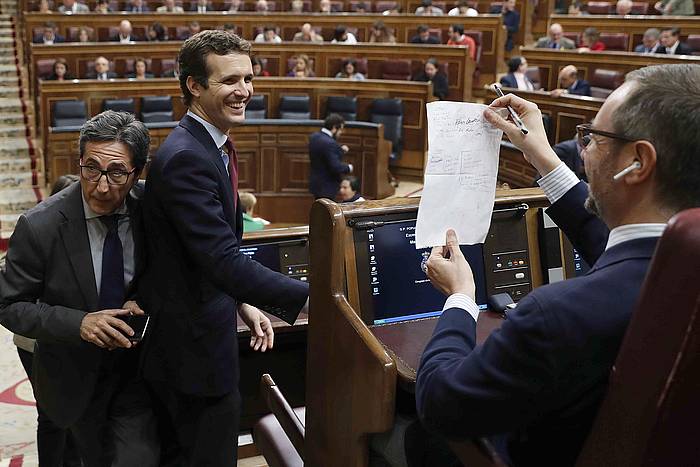 Pablo Casado PPko presidentea, Javier Maroto alderdikidearen aurrean. CHEMA MOYA, EFE