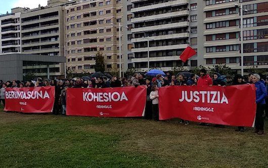 Euskararen ofizialtasunaren aldeko manifestazioko zutabeetako bat. @IONORZAIZ