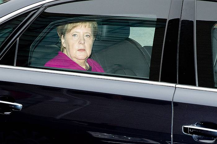 Merkel, gaur goizean, CDUren bilerara iristen. OMER MESSINGER, EFE.