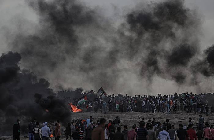 Gazako palestinarren protestak, Israelen hesitik gertu, joan den astean. MOHAMMED SABER, EFE.