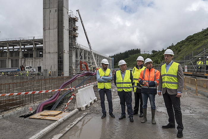 Gipuzkoako Foru Aldundiko eta GHK-ko egungo agintariak Zubietako errauste plantaren obretara eginiko bisita batean, ekainean. ANDONI CANELLADA (FOKU)