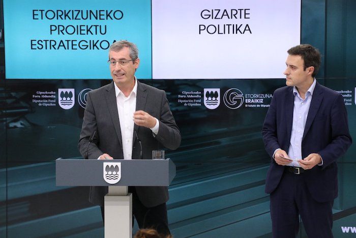 Markel Olano Gipuzkako ahaldun nagusia eta Jabier Larrañaga Gipuzkoako Ogasun diputatua, gaur, lurraldeko aurrekontu proiektuaren aurkezpenean. @MARKELOLANO