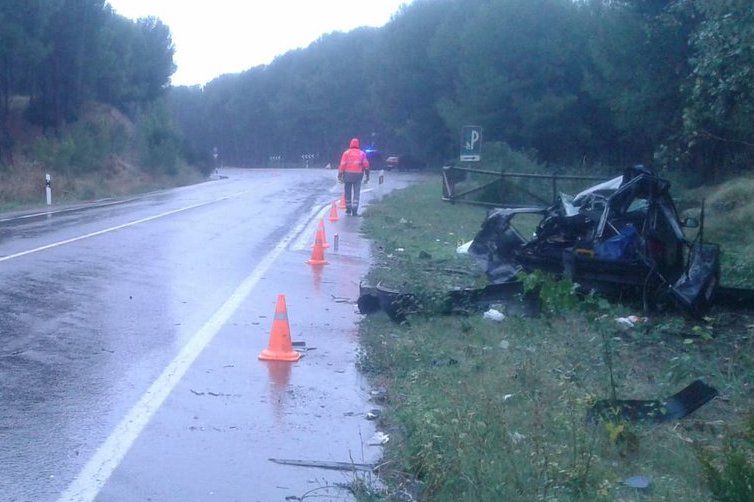 Cadreitan trafiko istripua izan duen autoa, bide bazterrean. FORUZAINGOA, @POLICIAFORAL_NA