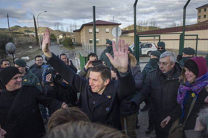 Arnaldo Otegi, 2016ko martxoaren 1ean, Logroñoko (Espainia) kartzela atarian, zigorra osorik beteta libre geratu zenean. JON URBE, FOKU