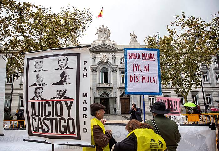 Protestak Espainiako Auztegi Gorenaren atarian. RODRIGO JIMENEZ, EFE