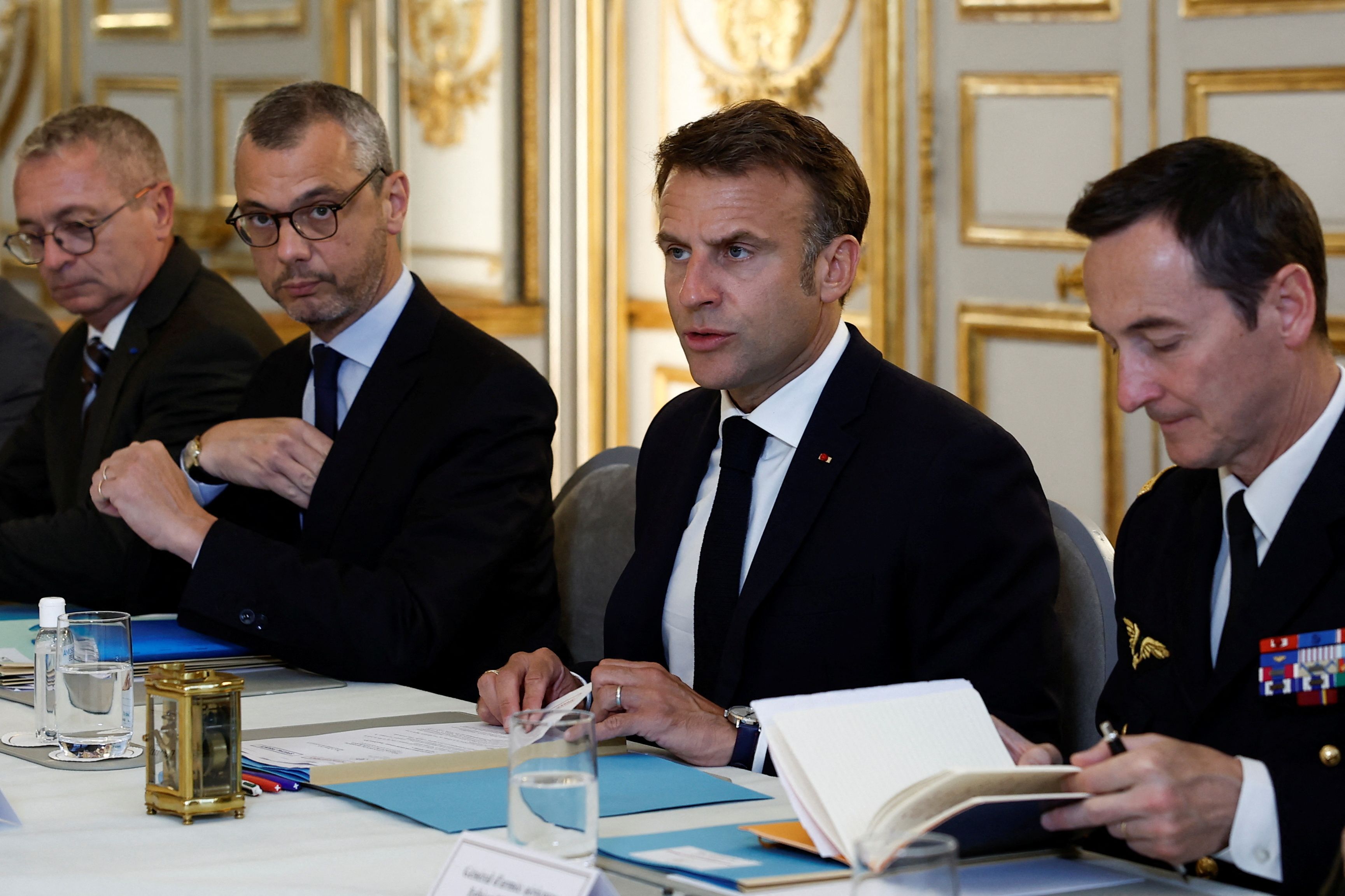 Emmanuel Macron Frantziako presidentea —erdian—, Kaledonia Berriz gobernuarekin atzo egin zuen bilkuran, Parisen. BENOIT TESSIER / EFE