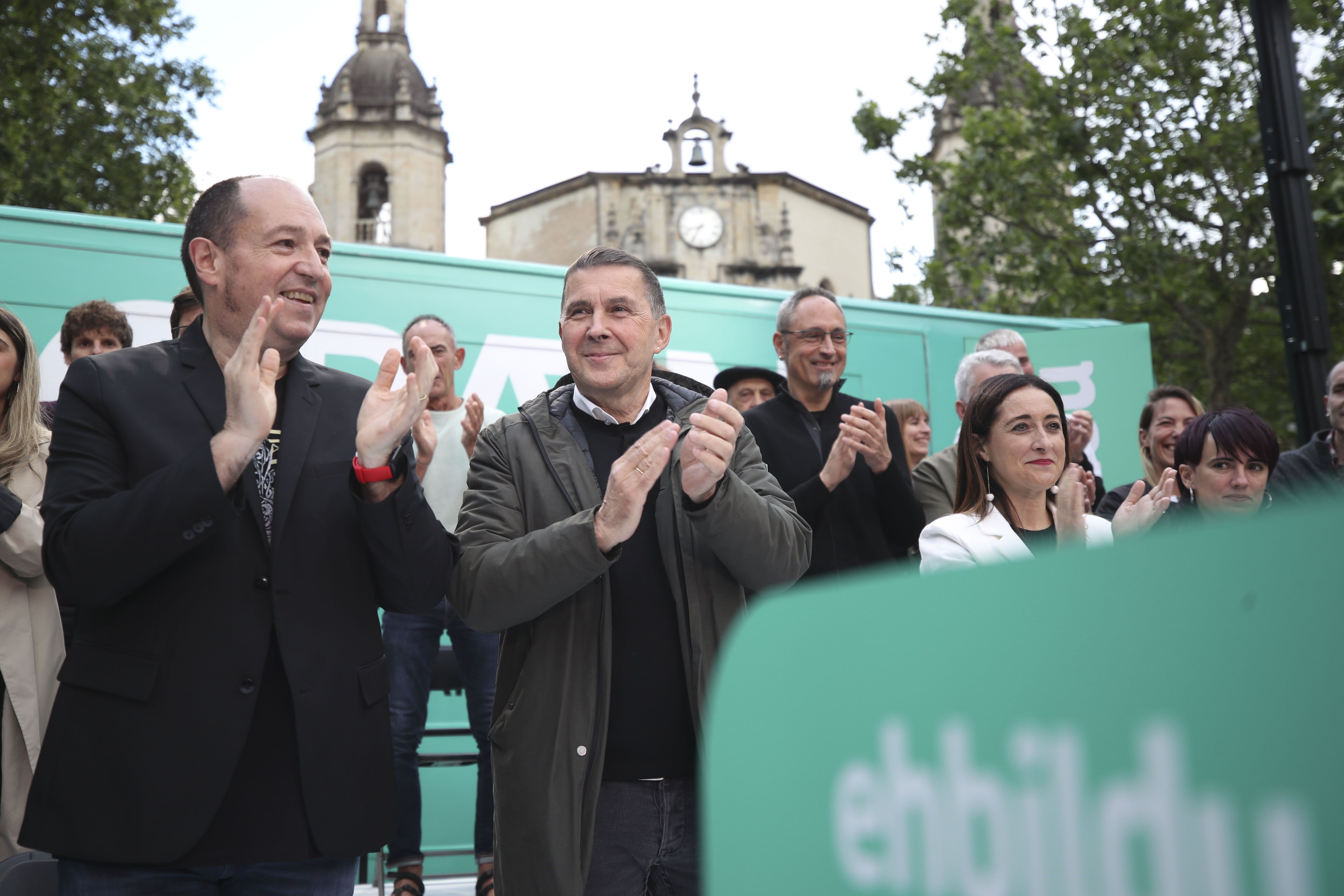 Pernando Barrena, Arnaldo Otegi eta Idurre Bideguren kanpaina hasieran, Bilbon. LUIS TEJIDO / EFE