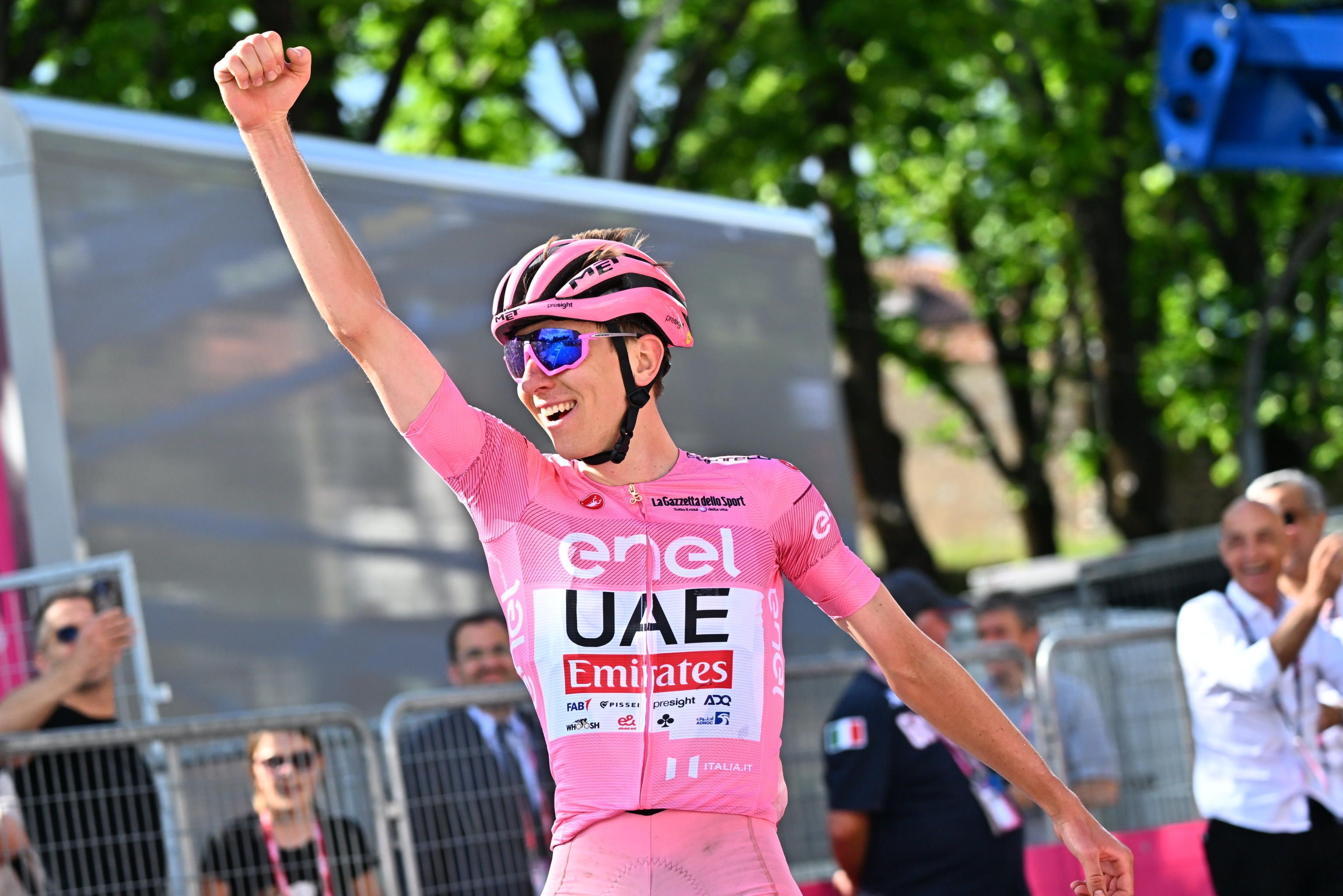 Tadej Pogacar, Giroan irabazi duen seigarren etapa ospatzen. LUCA ZENNARO / EFE