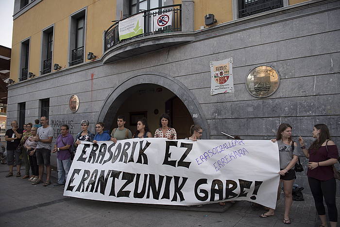 Elkarretaratze bat Ibarran (Gipuzkoa), irailean, bikotekide ohiak andre bat labankatu zuela salatzeko. JUAN CARLOS RUIZ, FOKU