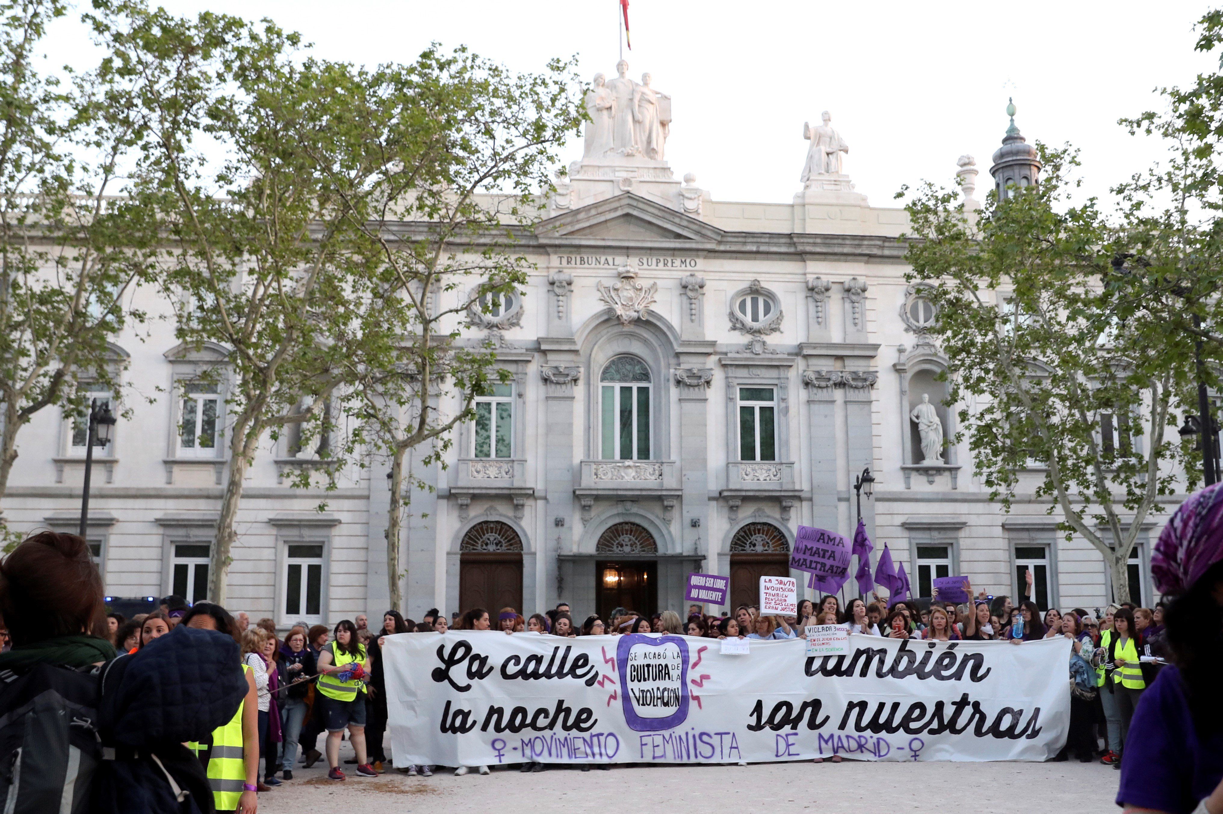 Protesta bat Espainiako Auzitegi Gorenaren aurrean, 2016ko sanferminetako bortxaketaren epaiaren aurka. BALLESTEROS / EFE