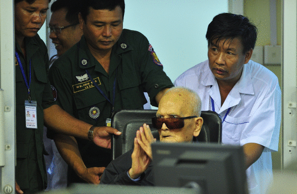 Nuon Chea Khmer Gorrien lider ohia auzitegian sartzen, gaur. NHET SOK HENG / EFE