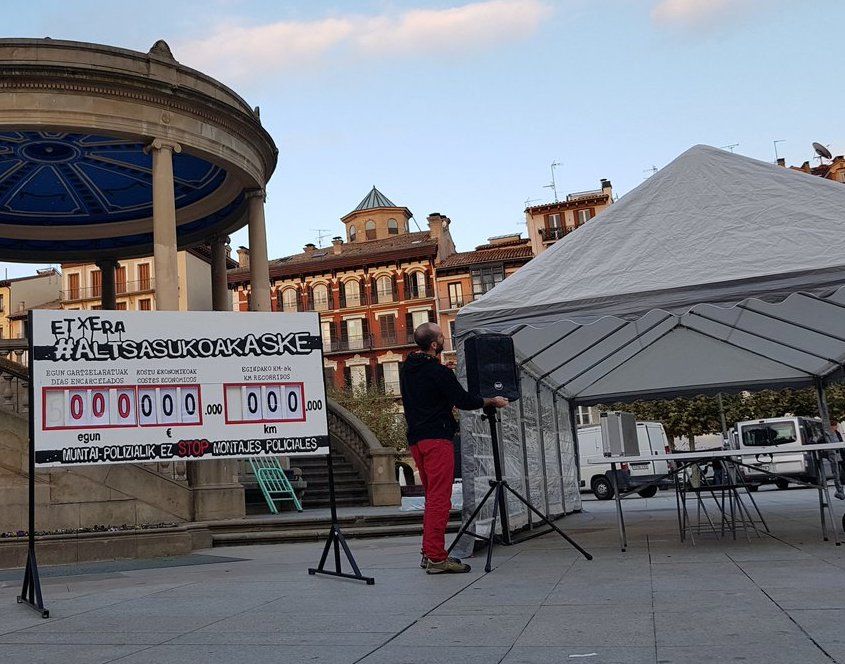 Altsasukoak Aske jardunaldietarako karpa eta elkartasun gunea jarri dituzte Iruñeko Gaztelu plazan. ALTSASU GURASOAK, @ALTSASUGURASOAK