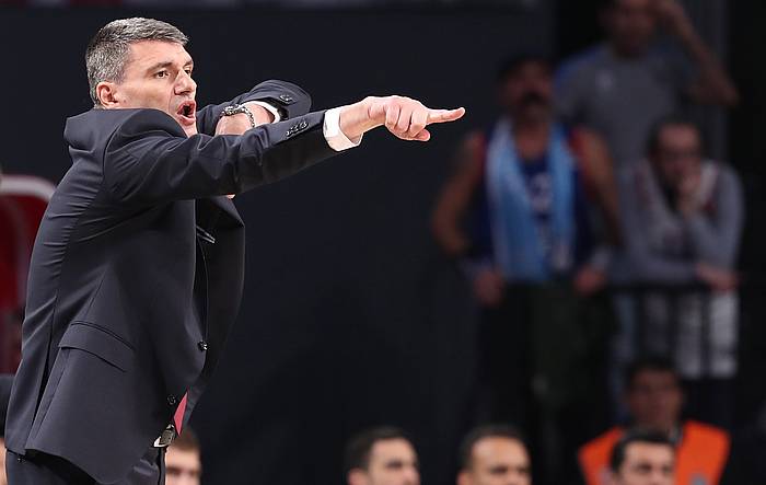 Velimir Perasovic jokalariei argibideak ematen, Baskoniaren Euroligako partida batean, 2017ko abenduan. TOLGA BAZOGLU, EFE