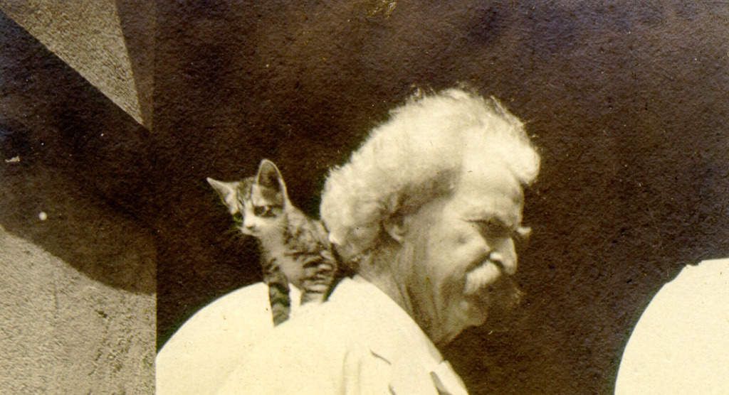 Mark Twain idazlea, 1908. urtean, haren idazkari Isabel Lyonek hartutako irudi batean. BANCROFT LIBRARY / UNIVERSITY OF CALIFORNIA