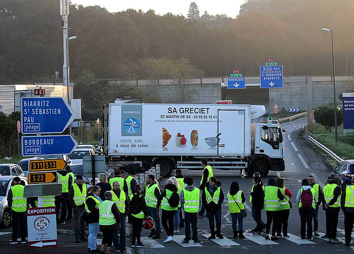 Jaka horidun protestariak Baionan, errepidea blokatzen. BOB EDME.