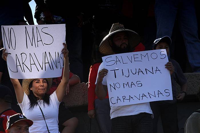 Migratzaile karabanaren kontrako mnifestazioa, atzo, Mexikoko Tijuana hirian. ALEJANDRO ZEPEDA, EFE