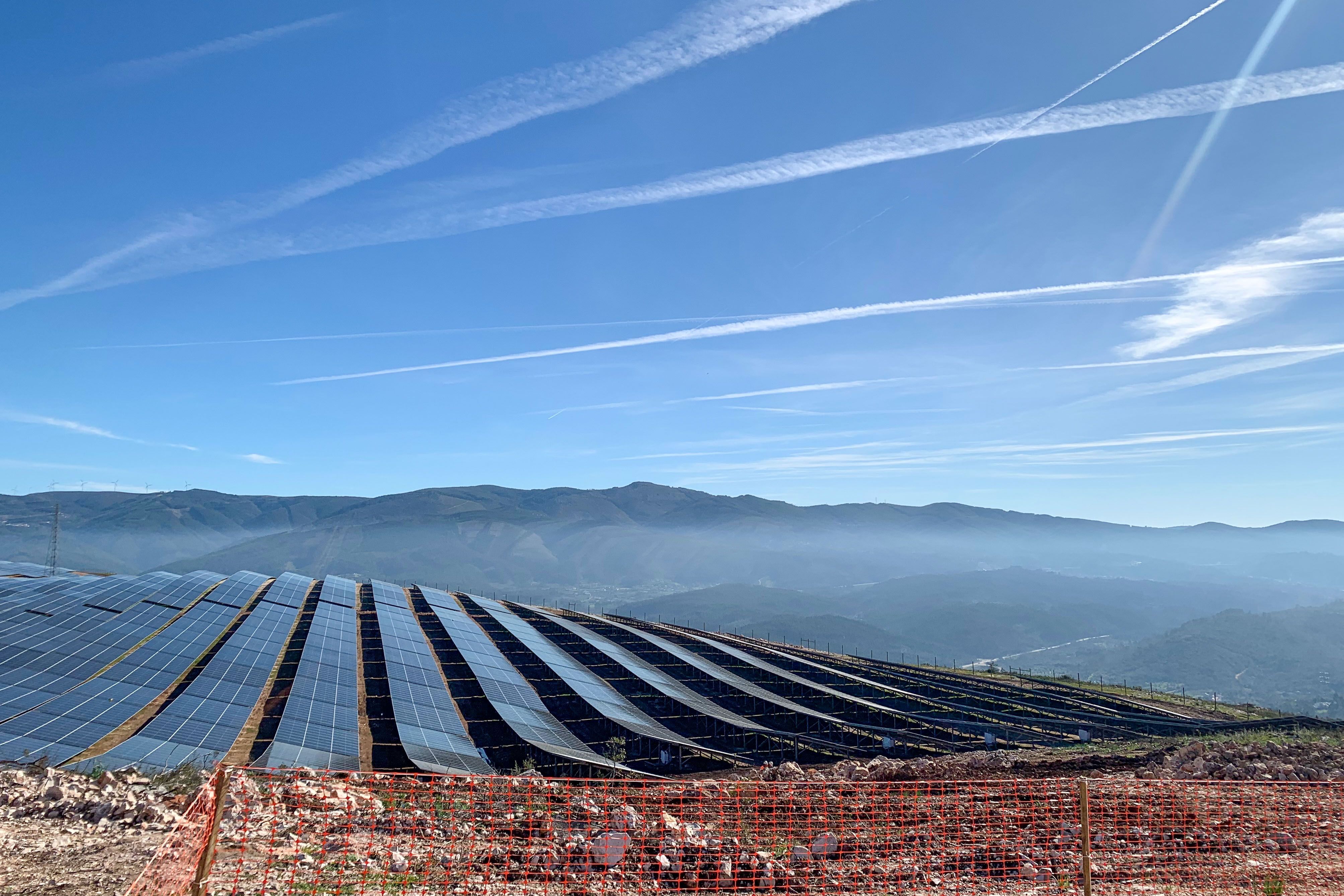 Plaka fotovoltaikoen parke bat, Portugalen. PAULA FERNANDEZ / EFE.