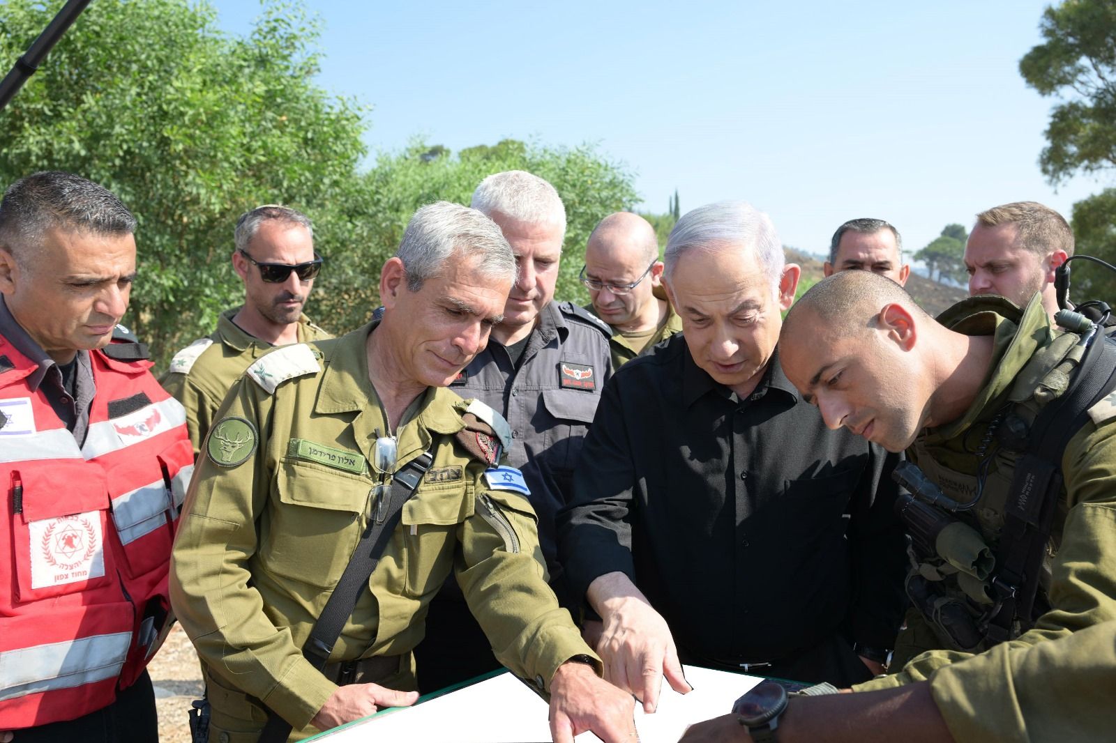 Benjamin Netanyahu —erdian— buruzagi militar batzuekin hizketan, gaur, Libanoko mugan. EFE