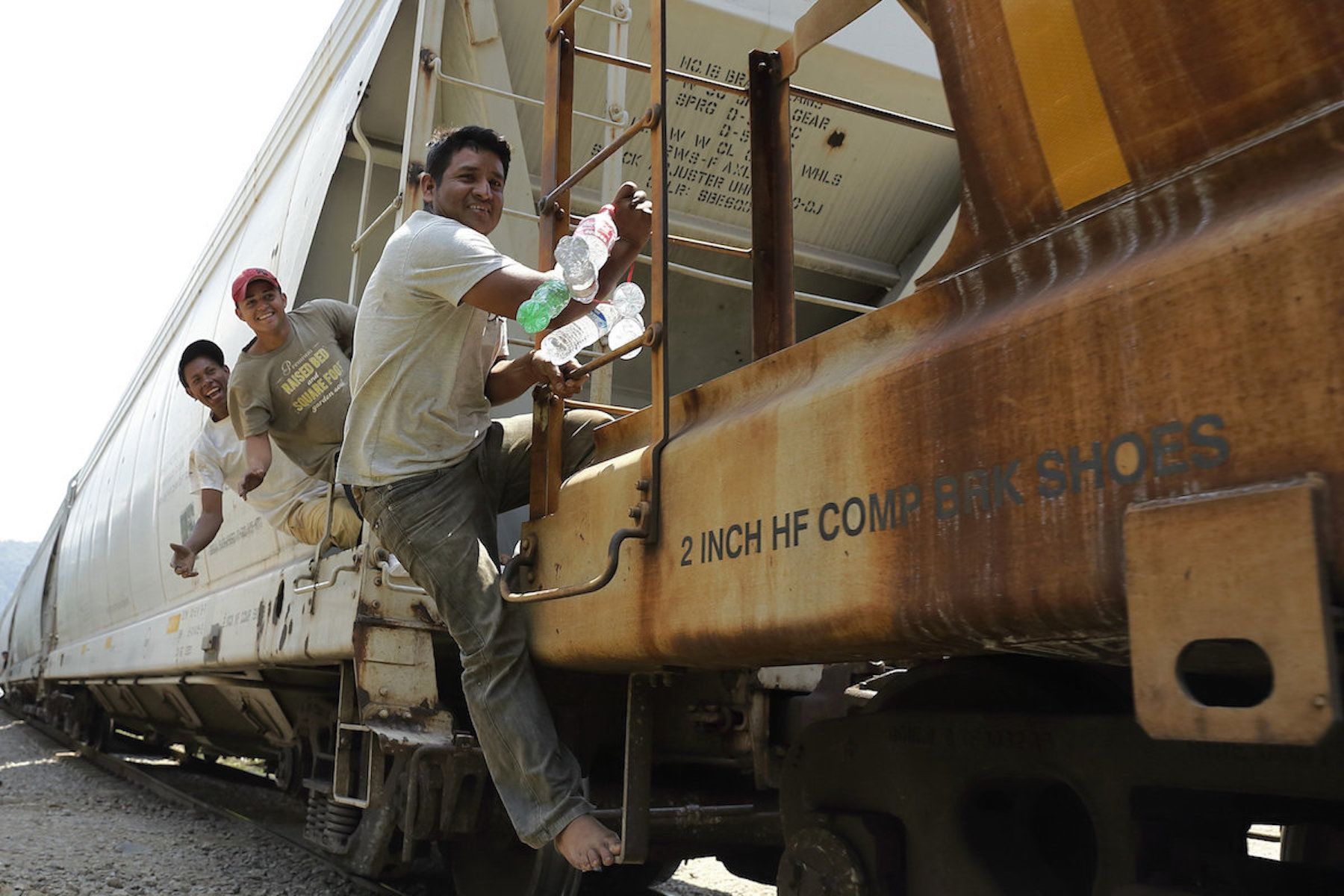 Hiru migratzaile 'La Bestia' trenera igota Mexikoko Veracruz estatuan, joan den urteko ekainean. JOSE MENDEZ, EFE