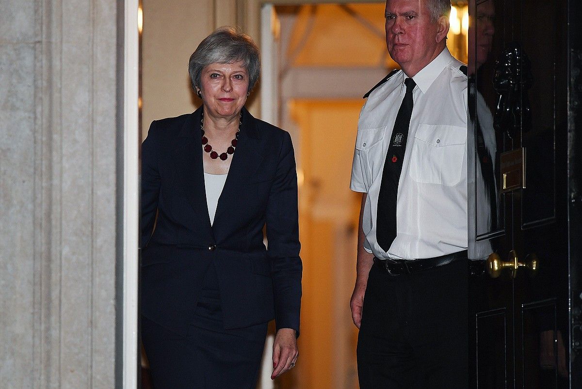 Theresa May Erresuma Batuko lehen ministroa Downing Streeteko 10. zenbakitik ateratzen prentsaurrekoa emateko, atzo iluntzean. ANDY RAIN / EFE.