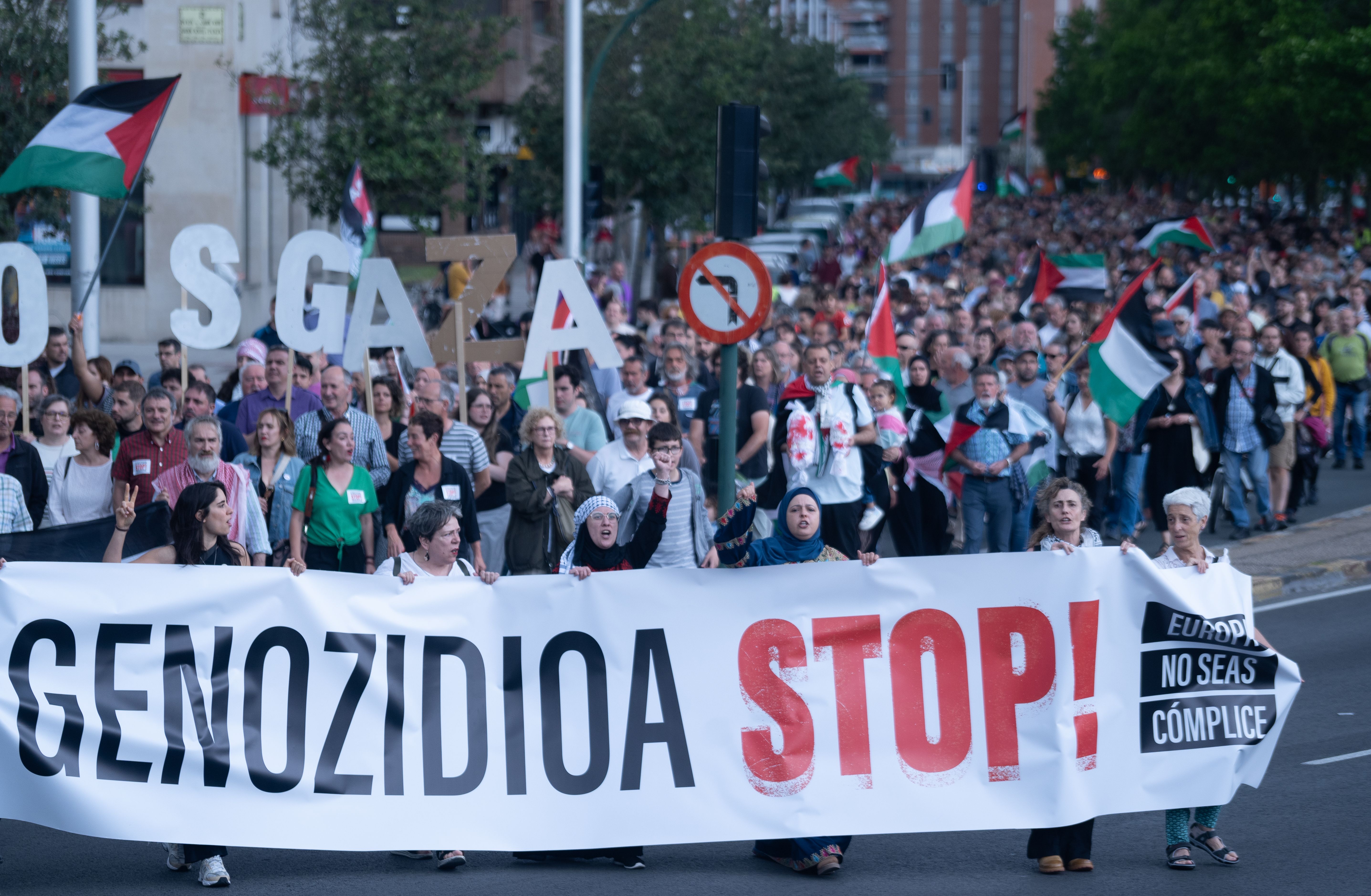 "Genozidioa stop!" zioen pankarta izan da manifestazioaren buru, ruñean. JAGOBA MANTEROLA / FOKU