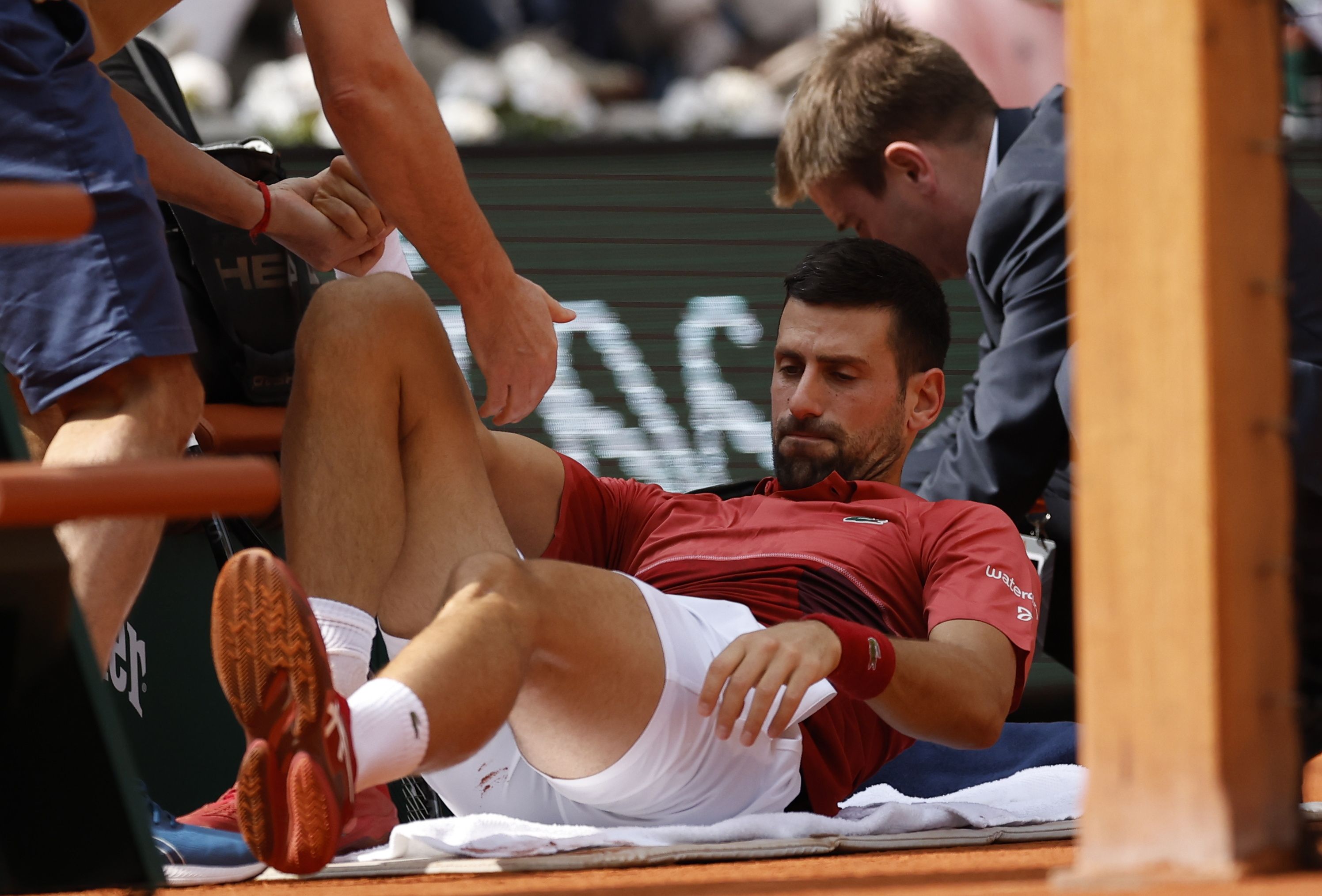 Novak Djokovic, lurrean, min hartuta, joan den astean, Roland Garrosen. YOAN VALAT / EFE