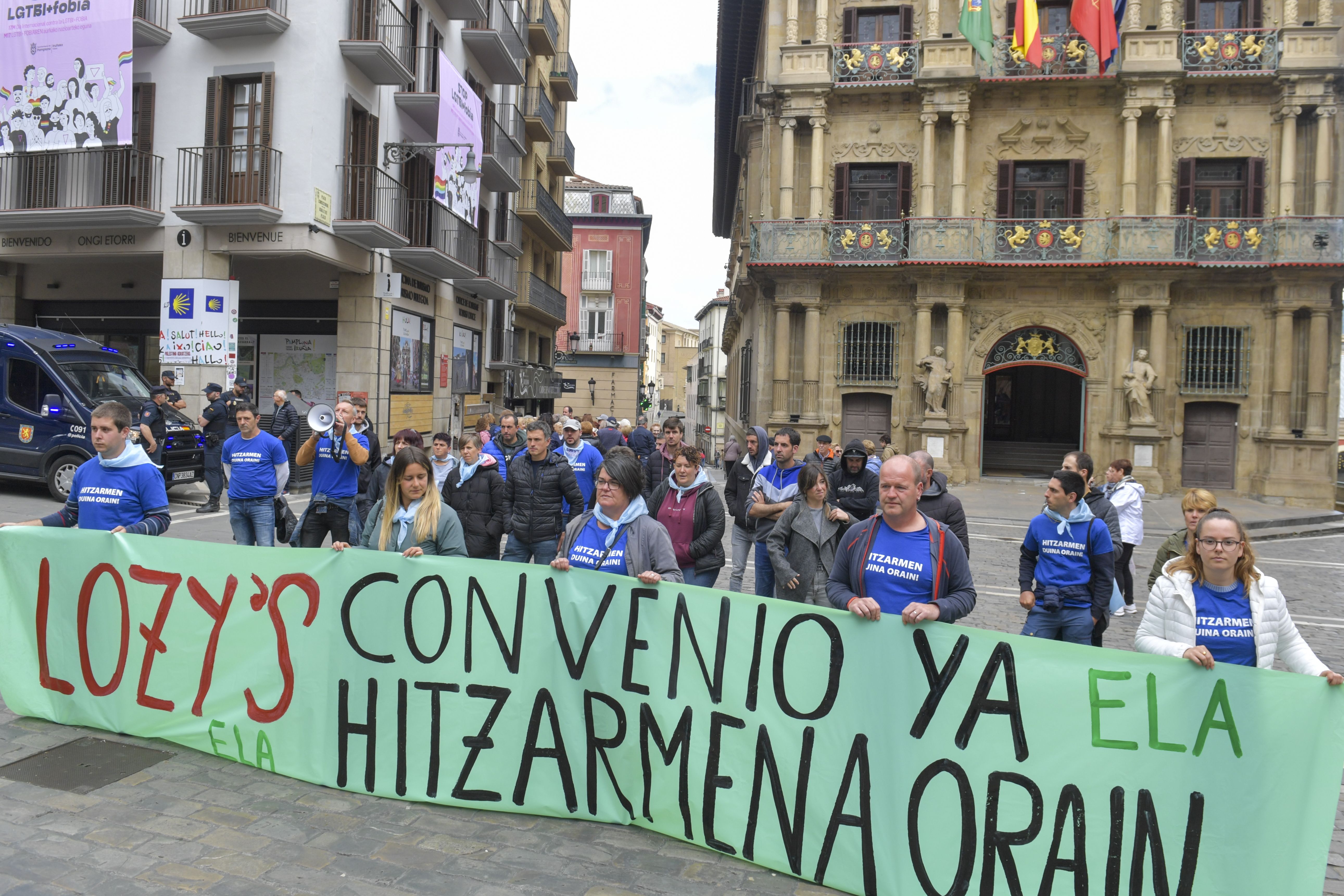 Lozy's Pharmaceuticalseko langileak, Iruñean egin zuten manifestazioetako batean. IDOIA ZABALETA / FOKU