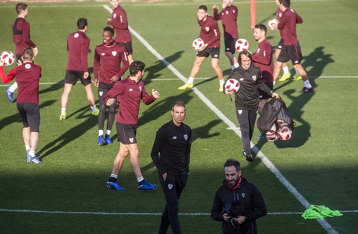 Gaizka Garitano, atzo, Lezaman, Athletici lehenbizikoz entrenamendu bat zuzentzen. LUIS JAUREGIALTZO / FOKU.