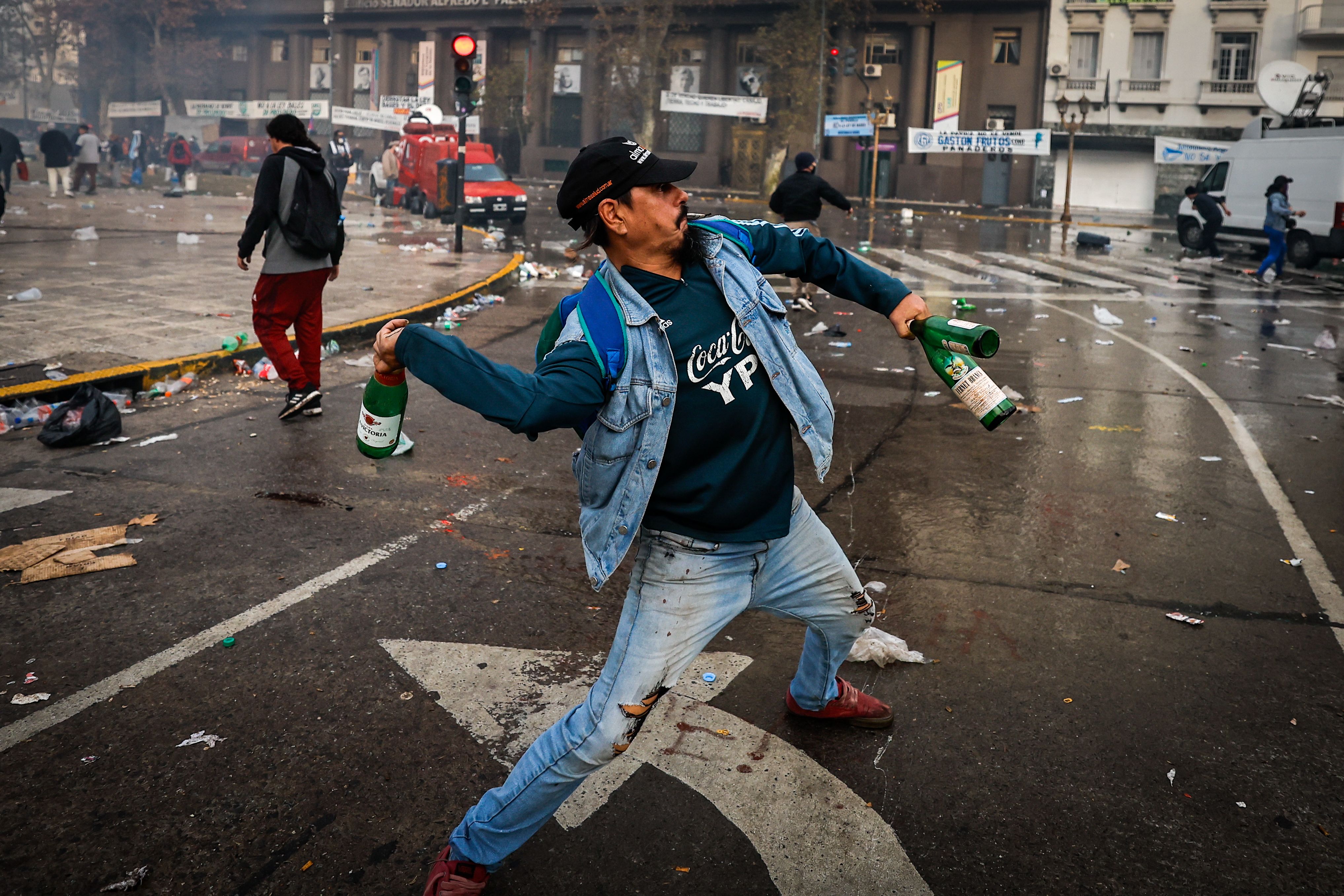 Manifestari bat, 'Omnibus legea' onartu ostean sorturiko istiluetan, Buenos Airesen. JUAN IGNACIO RONCORONI/EFE
