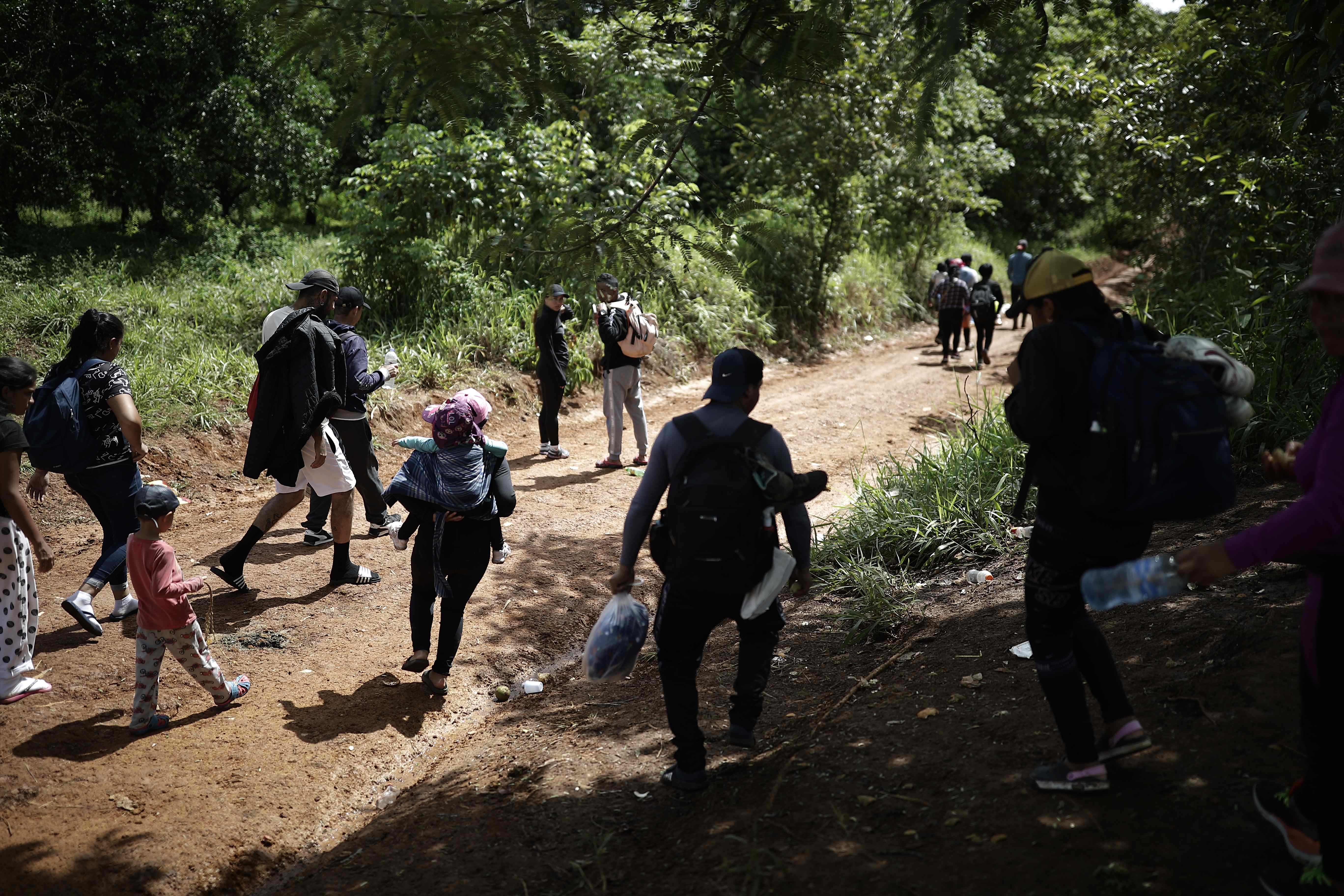 Migrante batzuk mendialdetik Nikaraguara bidean, Costa Rica iparraldean, iragan abuztuan. JEFFREY ARGUEDAS / EFE