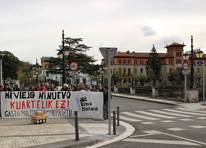 Loiolako kuartel militarraren eta Zubietan berria eraikizearen kontrako protesta, joan den igandean, Donostian, Loiolako kuartelaren parean.