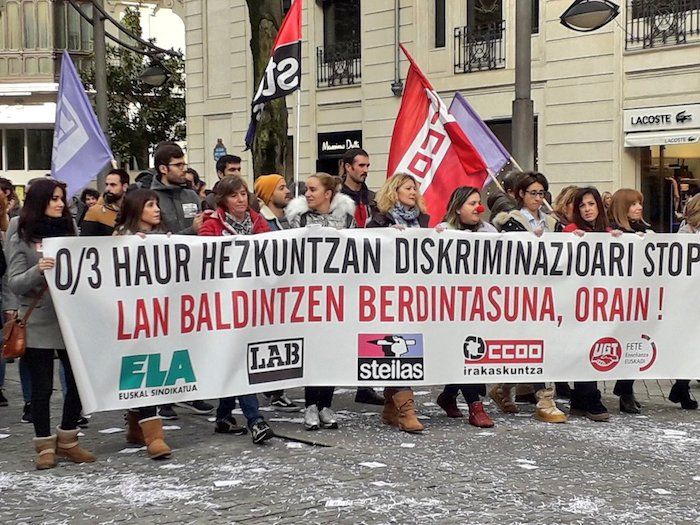 Kristau Eskoletako eta IZEAko langileen manifestazioa, gaur, Bilboko Kale Nagusian. @ELASINDIKATUA