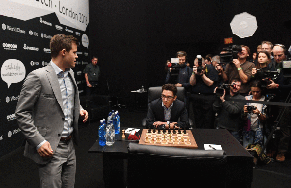 Carlsen zutik, Caruanaren aurkako kitarako partidei ekin aurretik. FACUNDO AGIRREZABALAGA / EFE