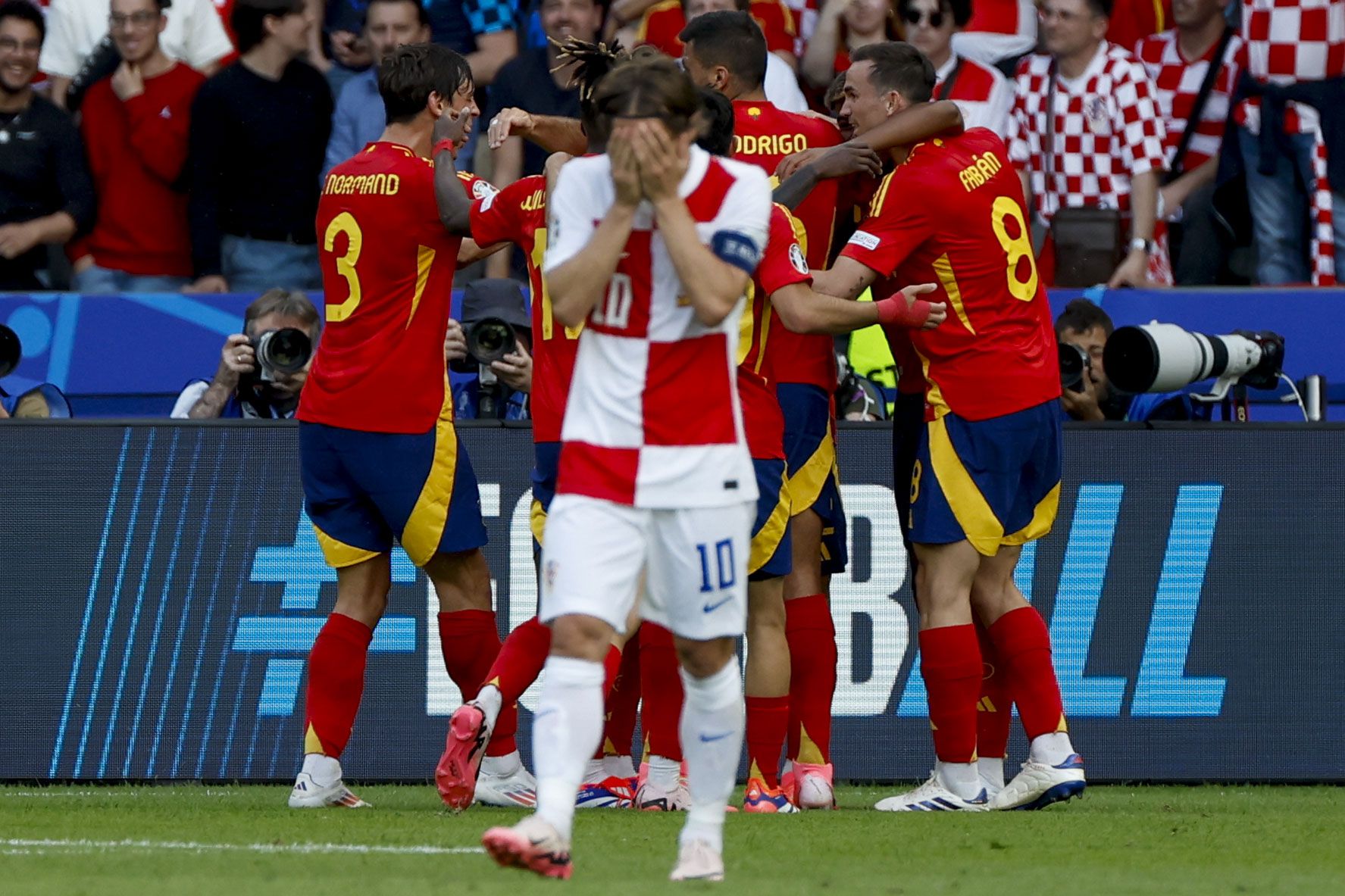 Luka Modric kroaziarra erabat etsita Espainiaren hirugarren golean. J.J. GUILLEN / EFE