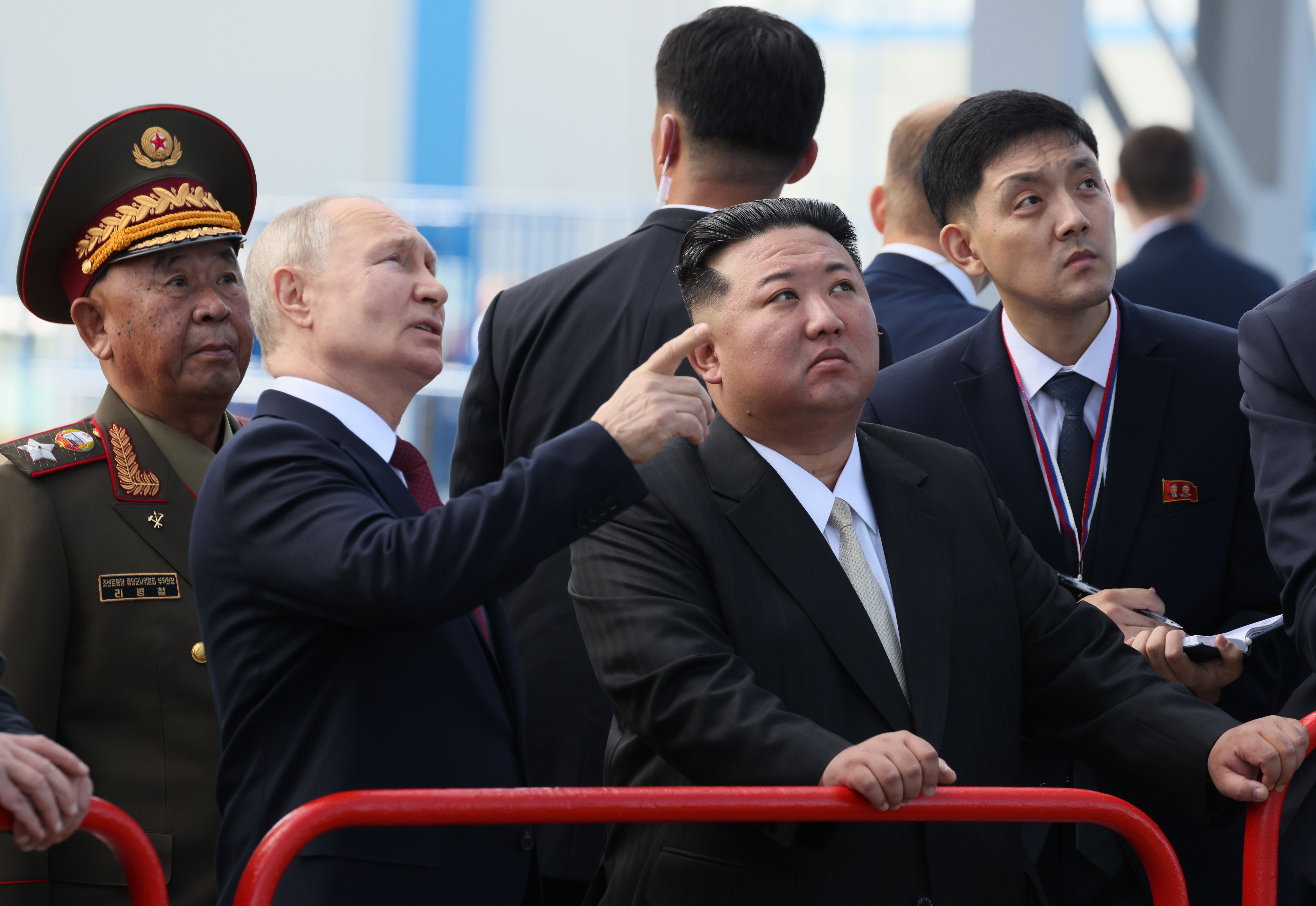Vladimir Putin Errusiako presidentea eta Kim Jong-un Ipar Koreako lider gorena, iragan irailean, Vostotxni kosmodromoan (Errusia). MIKHAIL METZEL / EFE