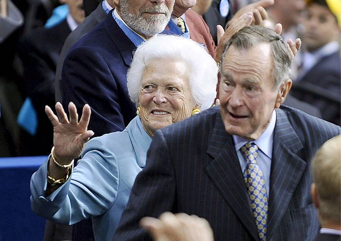 Geroge H.W. Bush AEBetako presidente ohia, bere emazte Barbara Bushekin. TANNEN MAURY, EFE