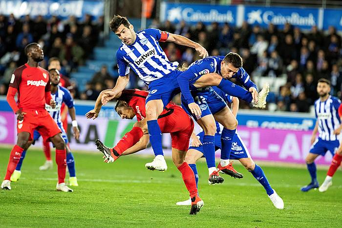 Alaveseko Manu García eta Jonathan Calleri, atzo, Mendizorotzan. ADRIAN RUIZ DE HIERRO, FOKU