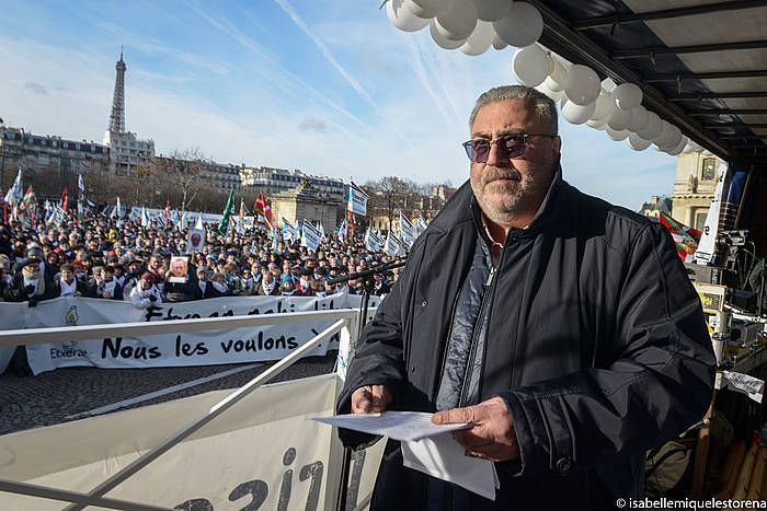 Michel Tubiana, iazko abenduaren 9an, Parisen, 'Bakea Euskal Herrian: orain presoak' manifestazioan. ISABELLE MIQUELESTORENA