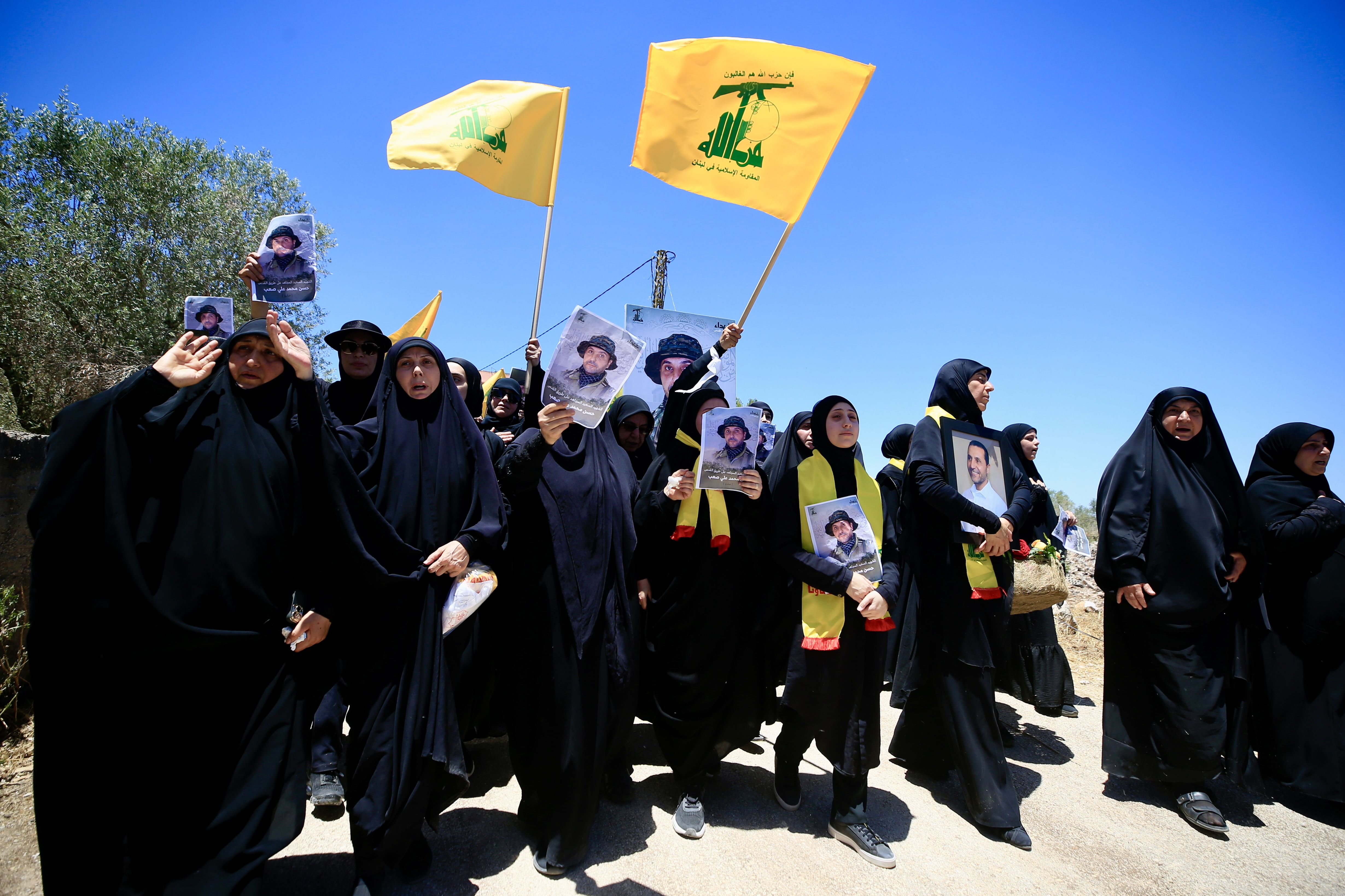 Emakume batzuk Hezbollahren aldeko banderak astintzen, ostiralean Yarounen (Libano). EFE
