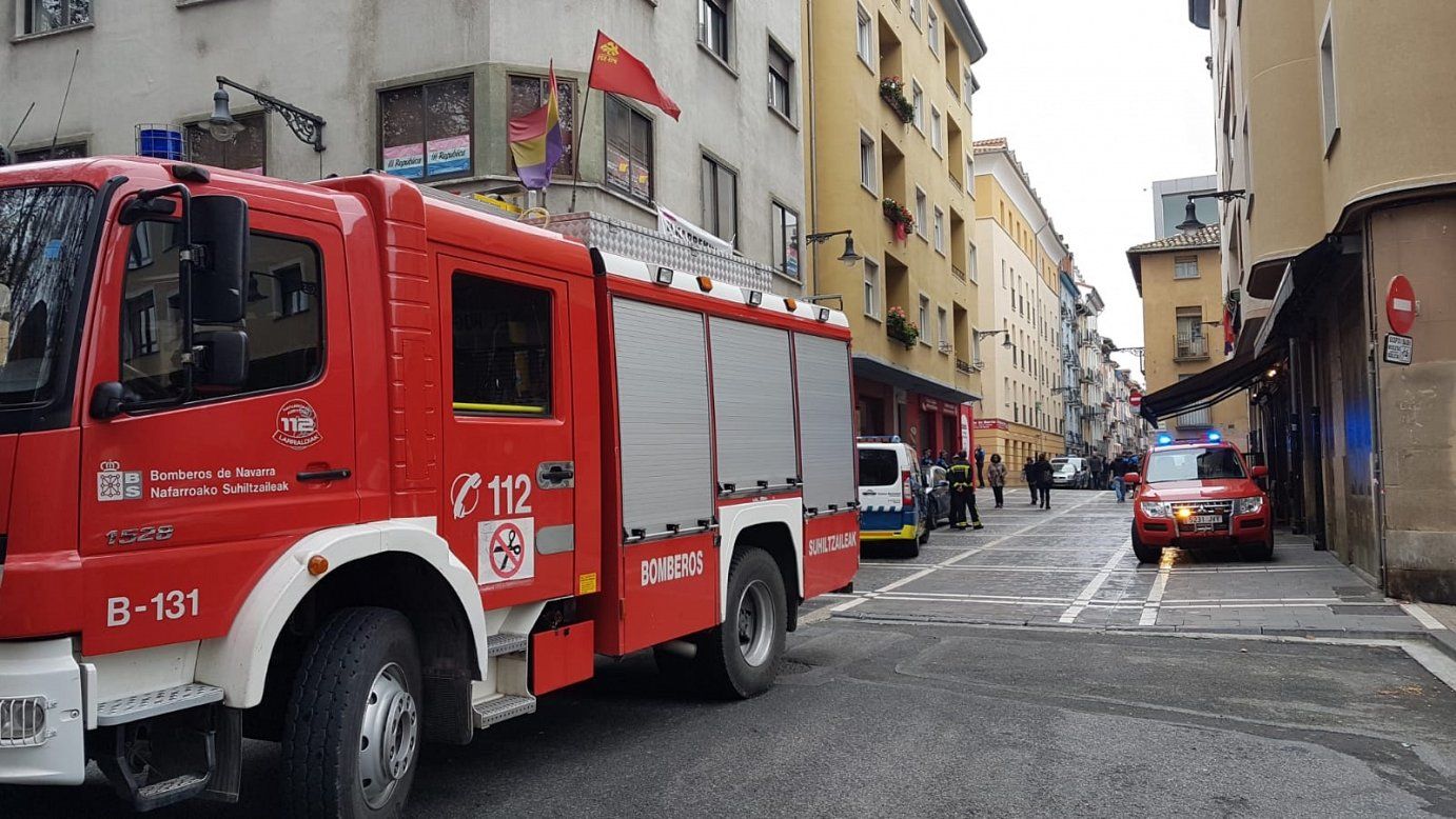 Suhiltzaileak, lekuan bertan lanean. NAFARROAKO SUHILTZAIEAK/@BOMBEROS_NA