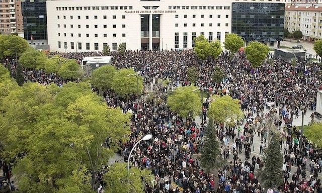 Probintzia Auzitegiaren apirileko epaiaren ostean, jendetza bildu zen protestan. VILLAR LOPEZ / EFE