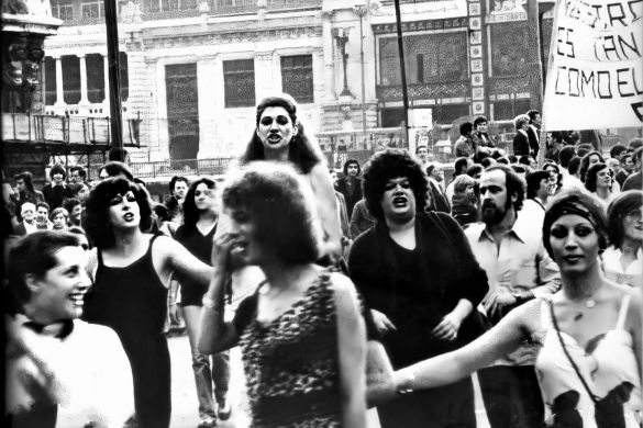 1979ko LGTBIQ Komunitatearen Nazioarteko Eguneko manifestazioa, Bilbon, Arriaga paretik pasatzean, ekainaren 22an. EHGAM